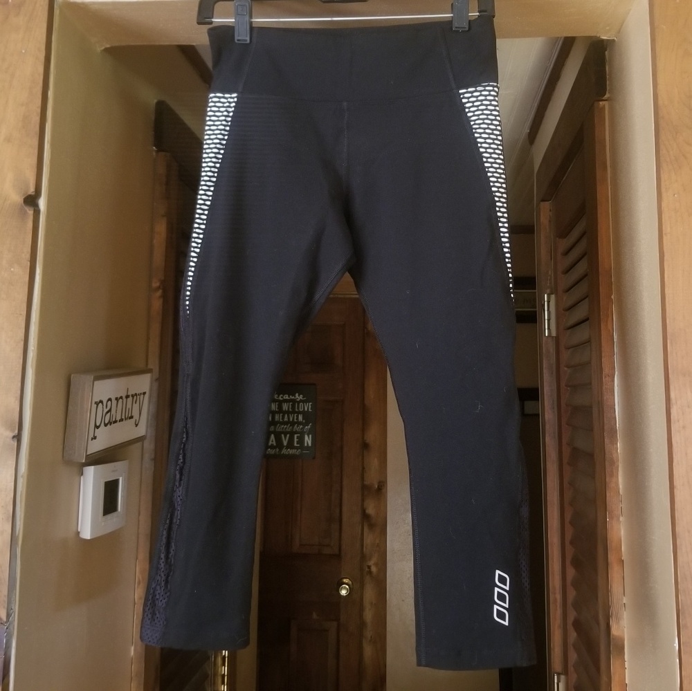 Lorna Jane cropped leggings Size Medium black